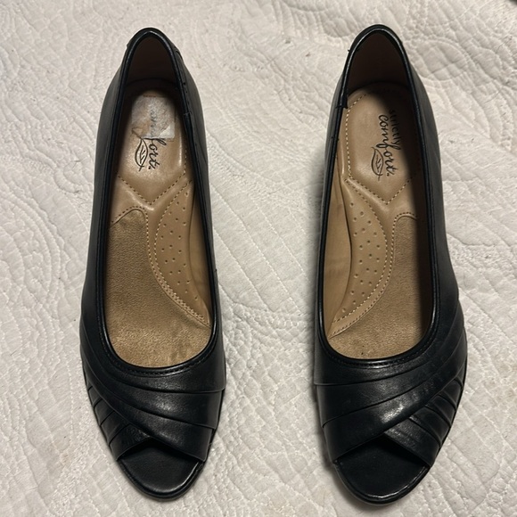Strictly Comfort peep toe leather shoes Size 8 NWTs - Picture 2 of 9